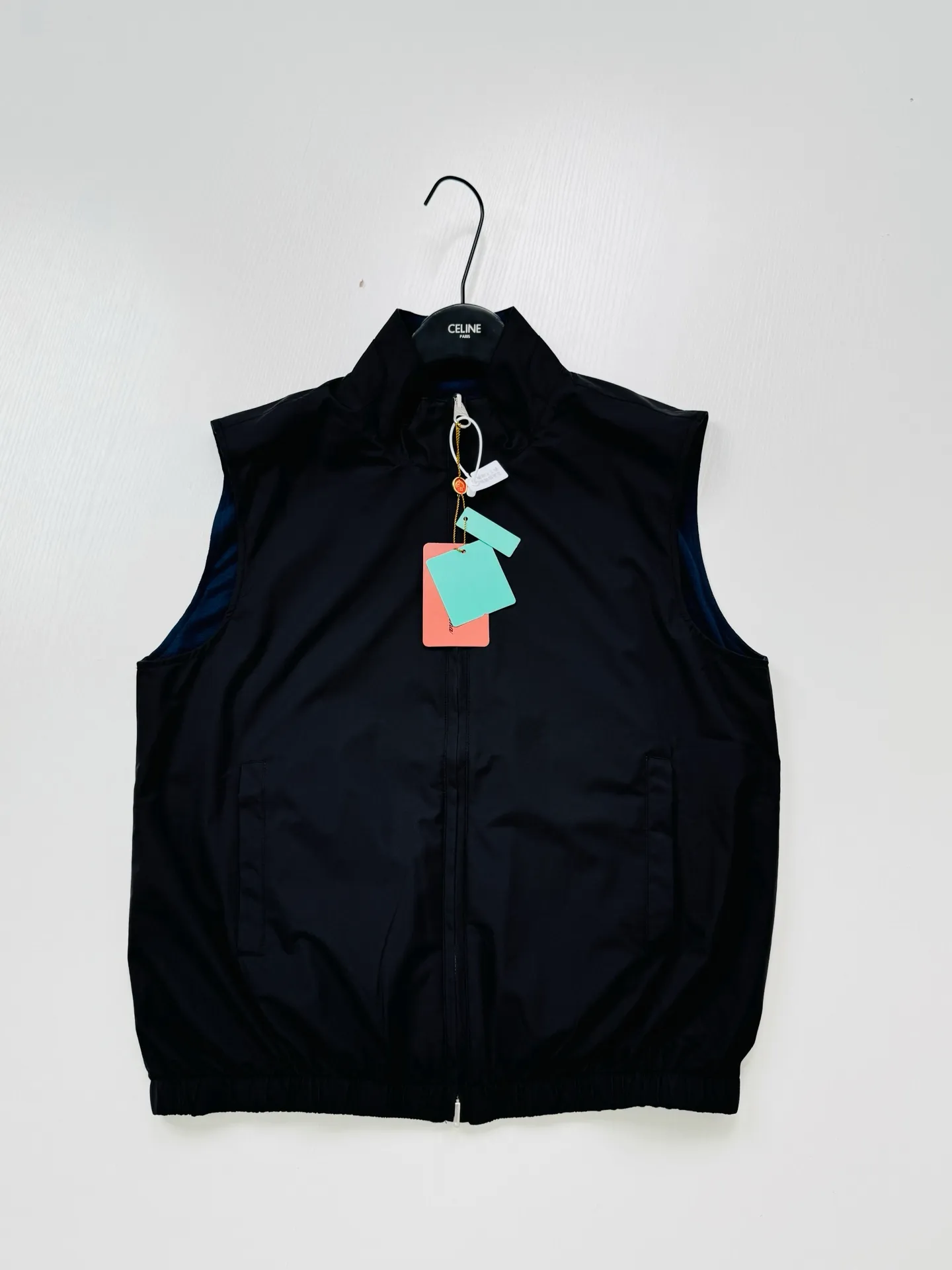 Loro Pian old money style LP double-sided stand-up collar zipper vest jacket. The A side is customized with high-density windproof functional nylon fabric. The drape is completely synchronized with the original version. The B side is made of ultra-fine wool knitted fabric, which has been individually color-fixed and will not turn white after repeated wear. The two-way double-headed metal zipper is molded separately. The size of the slider, metal matte coating, and tooth pattern spacing are strictly reproduced from the original version. Size: 46/48/50/52